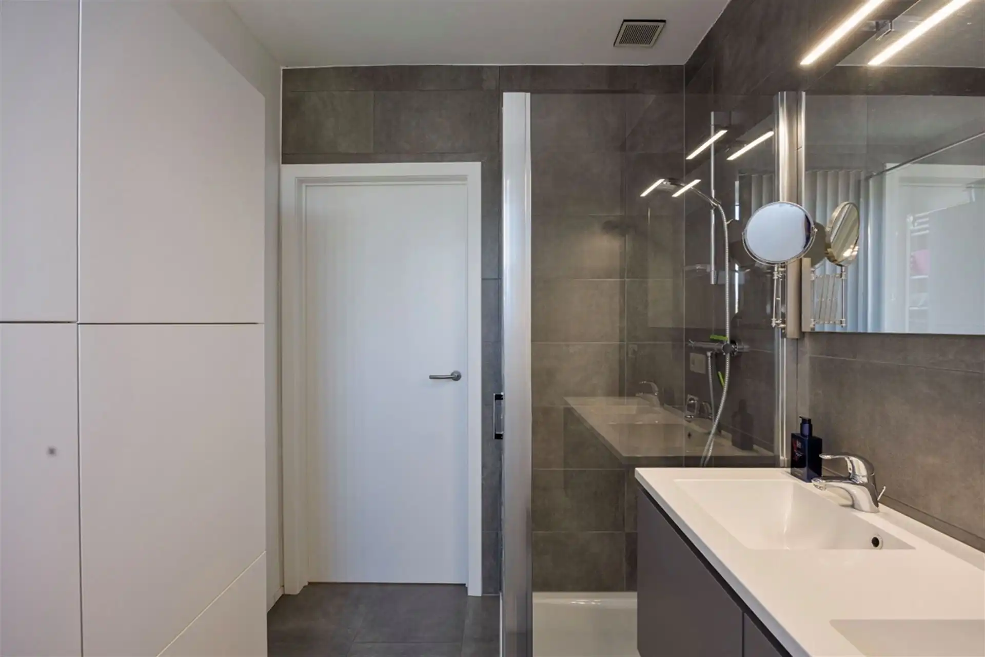 Lichtrijk nieuw 2-slaapkamer appartement met kelder  foto 11