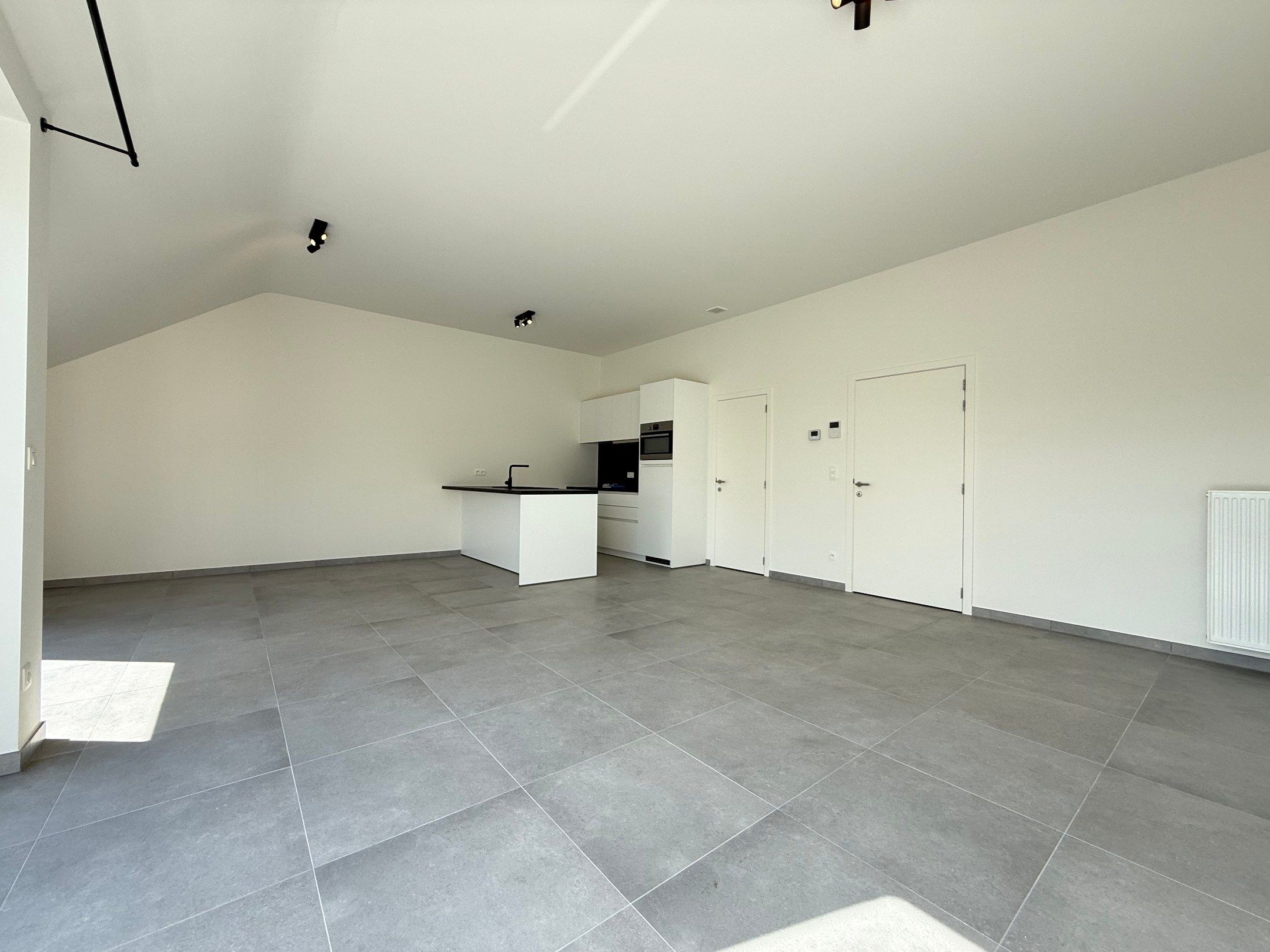 Prachtig nieuw dakappartement met twee slaapkamers en terras op een uitstekende locatie in Ooigem. foto 3