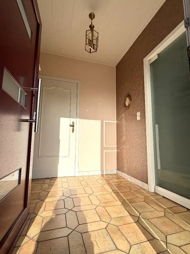 Gelijkvloerse woning met ruime tuin te koop op 720 m² in De Wijnberg te Wevelgem foto 2