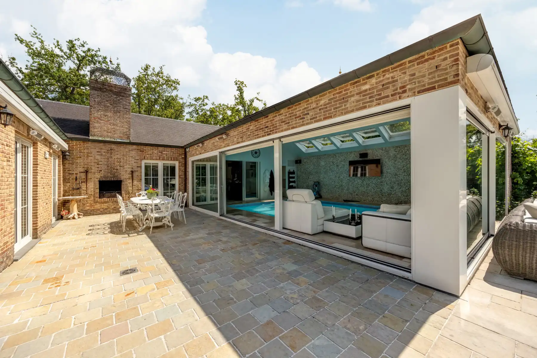 Exclusieve laagbouwvilla met binnen-en buitenzwembad foto 5