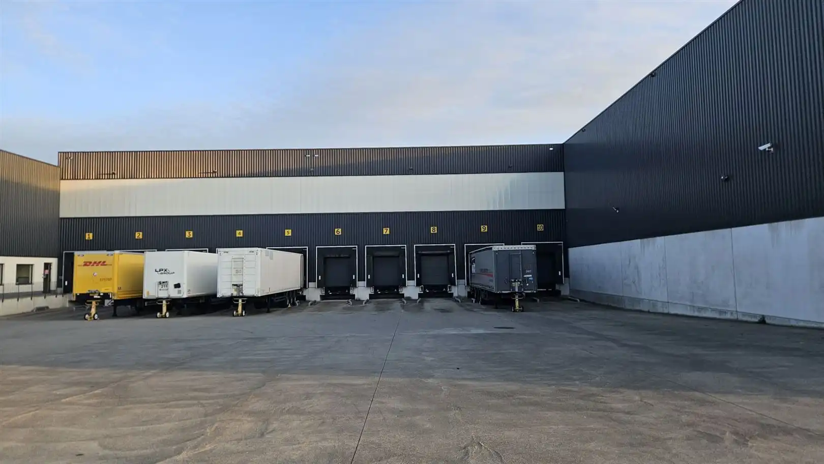 Logistiek met kantoren foto {{pictureIndex}}