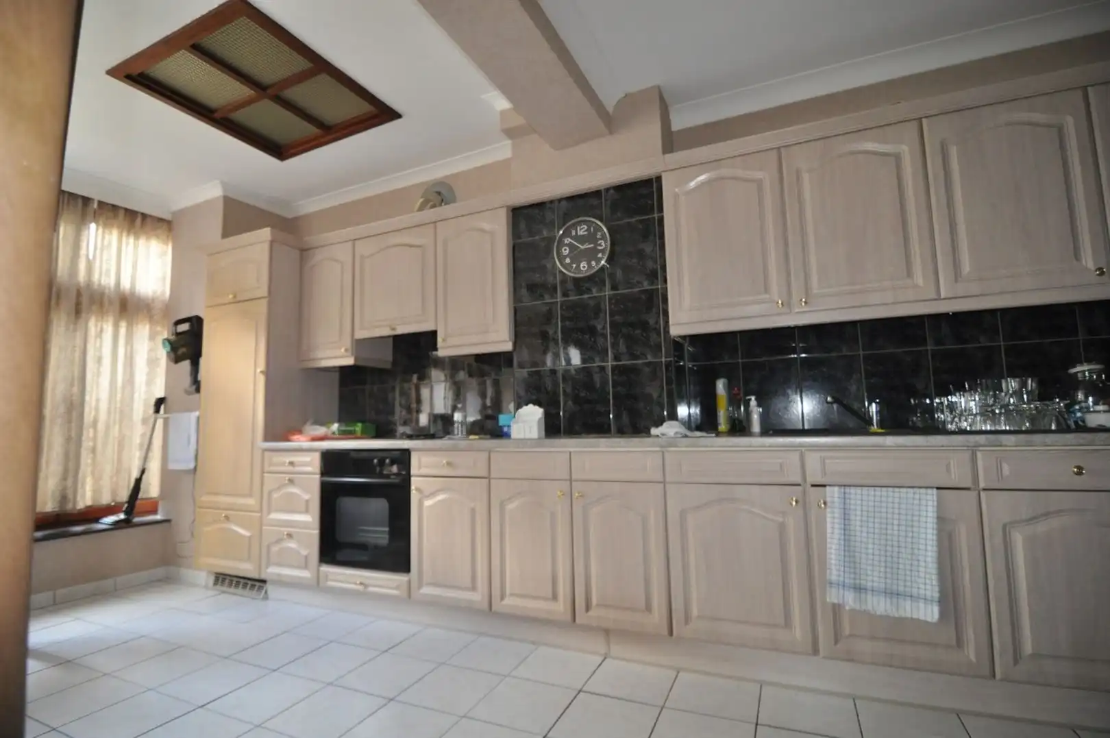 Ruime bel-etage met 2 slaapkamers, kinderkamer, garage en groot terras foto 9