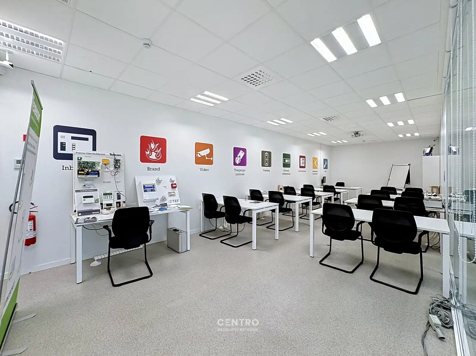 VERNIEUWDE en INSTAPKLARE KANTOORRUIMTEN (259m² en 337m²) op een UITSTEKENDE LOCATIE langs de AUTOSNELWEG te Loppem (Brugge-Zedelgem)! foto 5