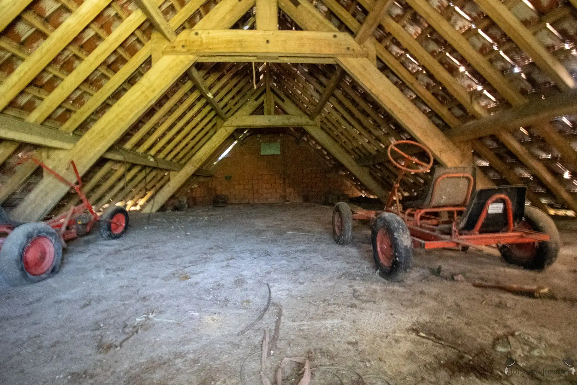 Ruime op te frissen woning met 4 slaapkamers en ruime garage op 1.276 m² foto 20