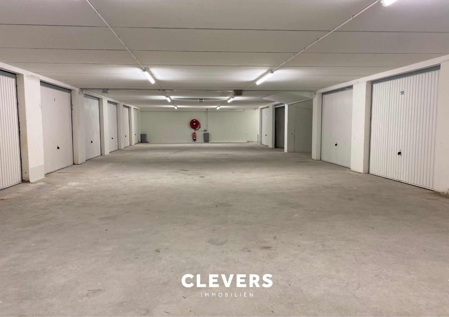 Grote garagebox voor 2 wagens gelegen in klein garagecomplex foto 3