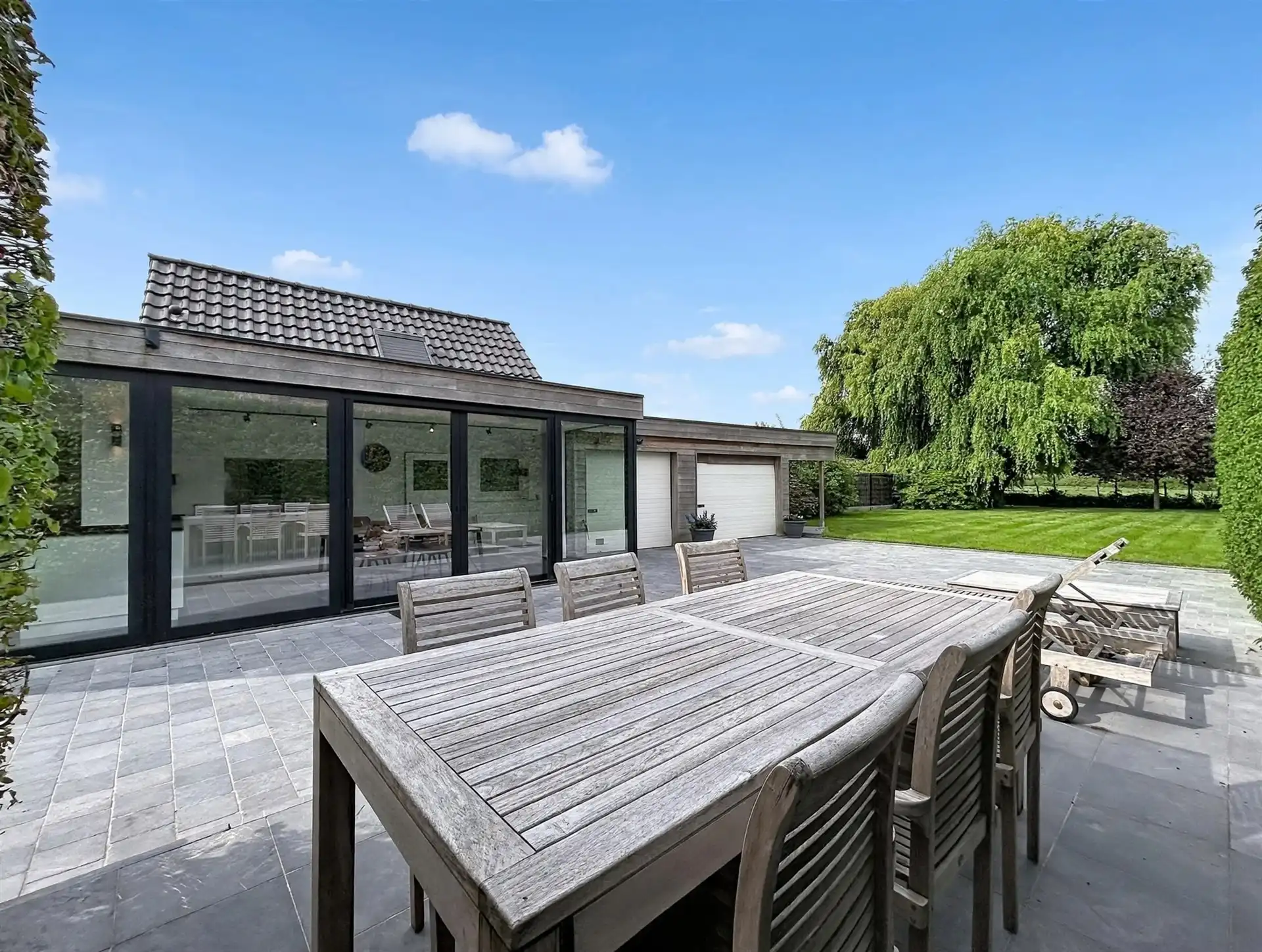Charmante instapklare gezinswoning met 2 garages op prachtig perceel met zicht op oneindig. foto 6