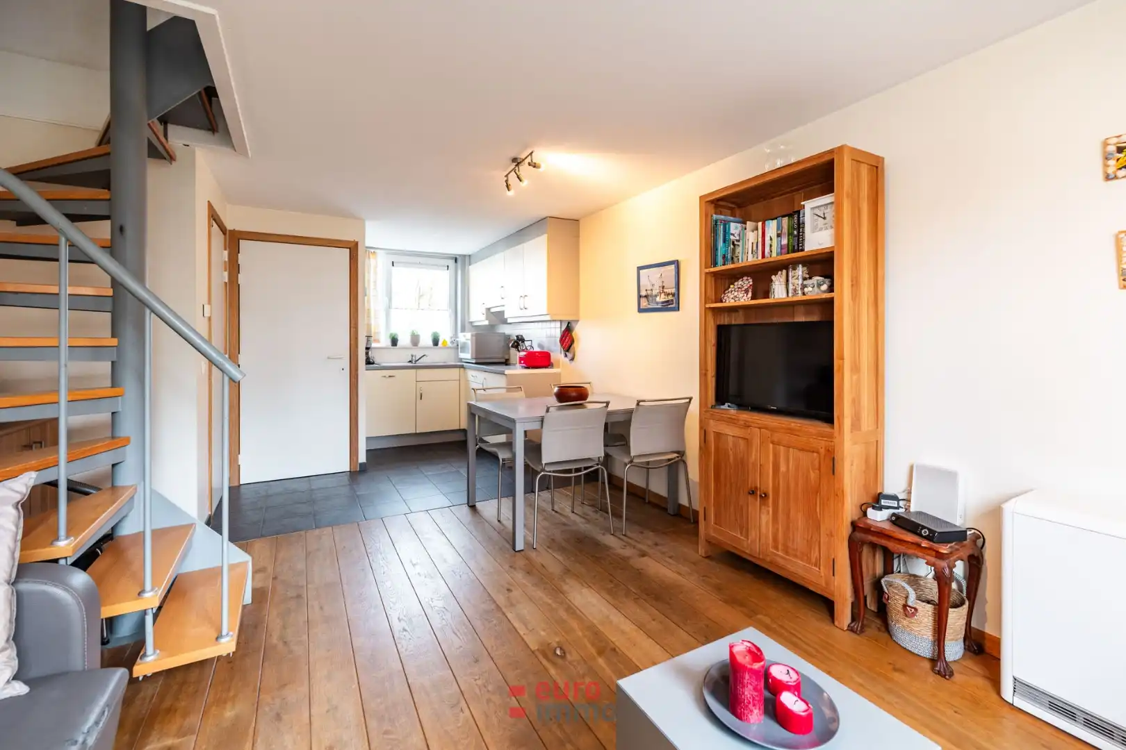 Nabij de havengeul gelegen, zéér gezellige woning met bijhorende parking! foto 7