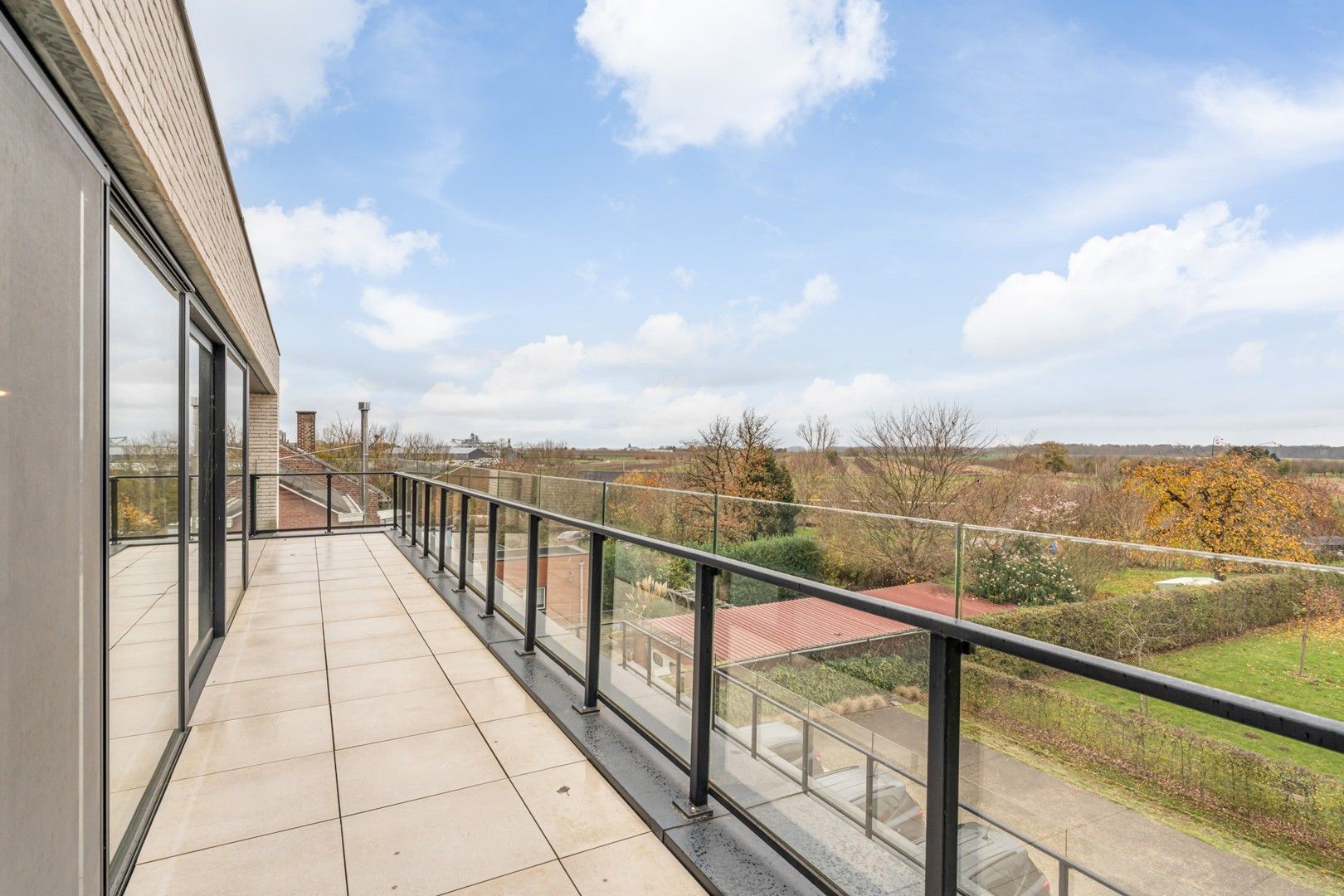 Modern appartement met ruim terras, groen uitzicht en garage. foto 16