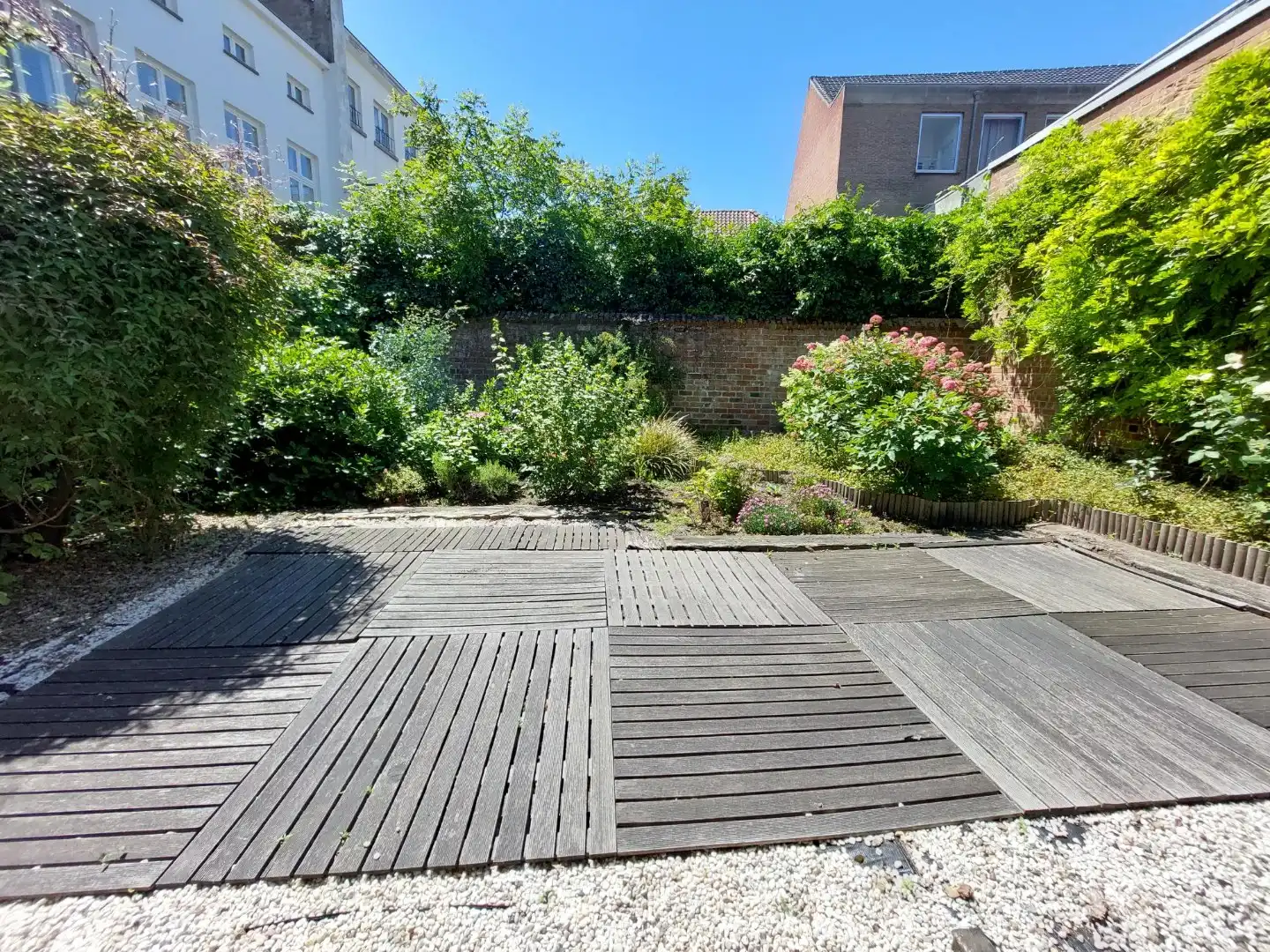 Ruim duplex appartement met tuintje foto 2