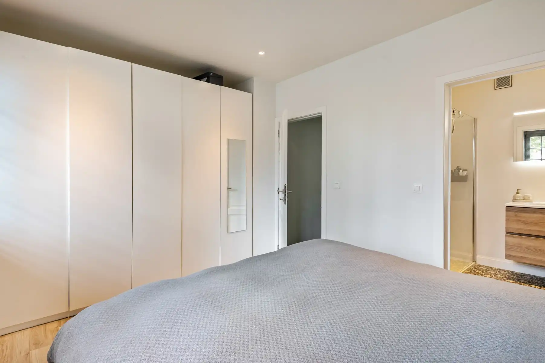 Goed gelegen gelijkvloers appartement met 1 slaapkamer, tuin en garage foto 14