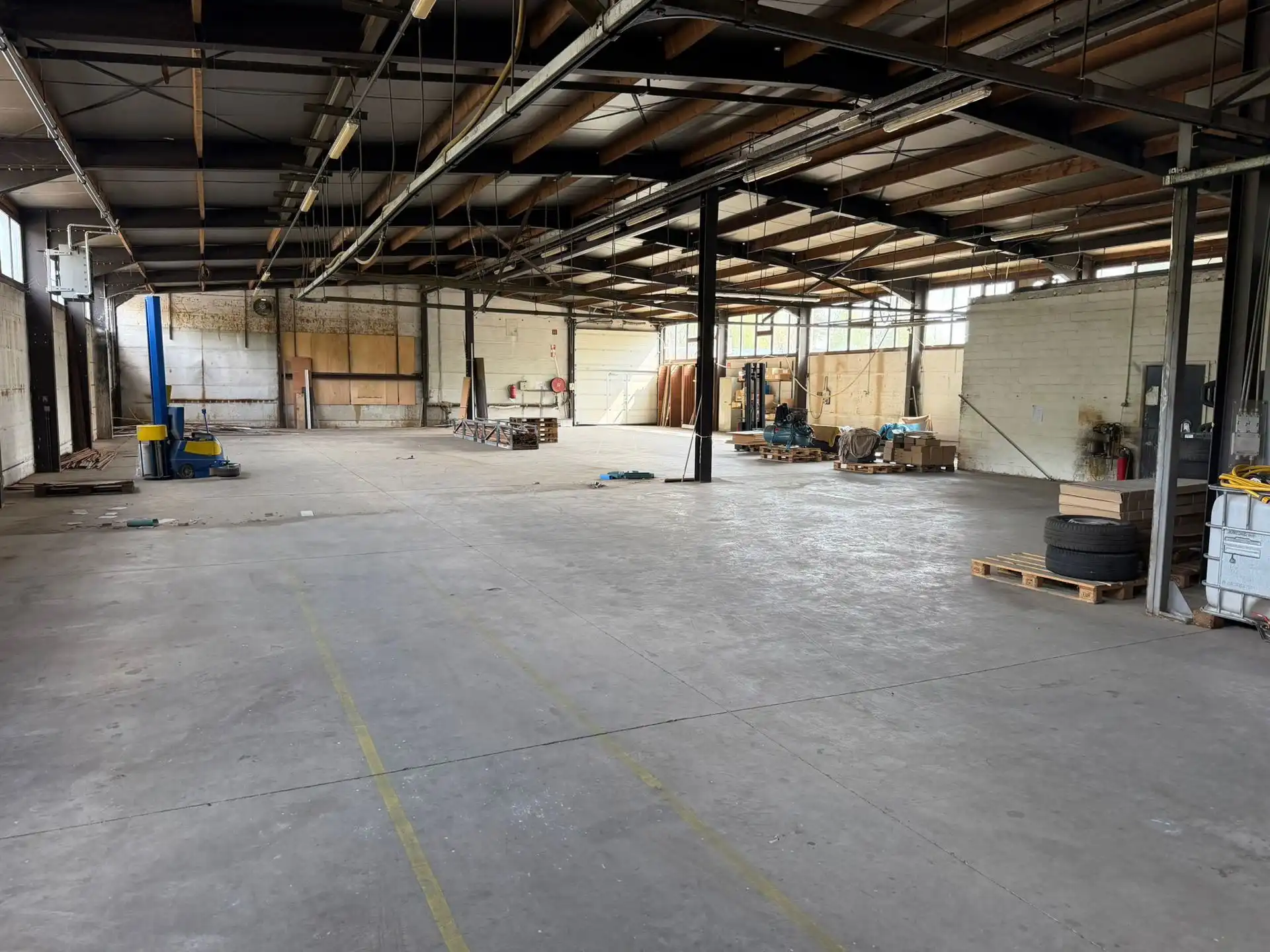 TE HUUR Genk - Bedrijfshal 900m²  + Kantoren 100m² foto 7