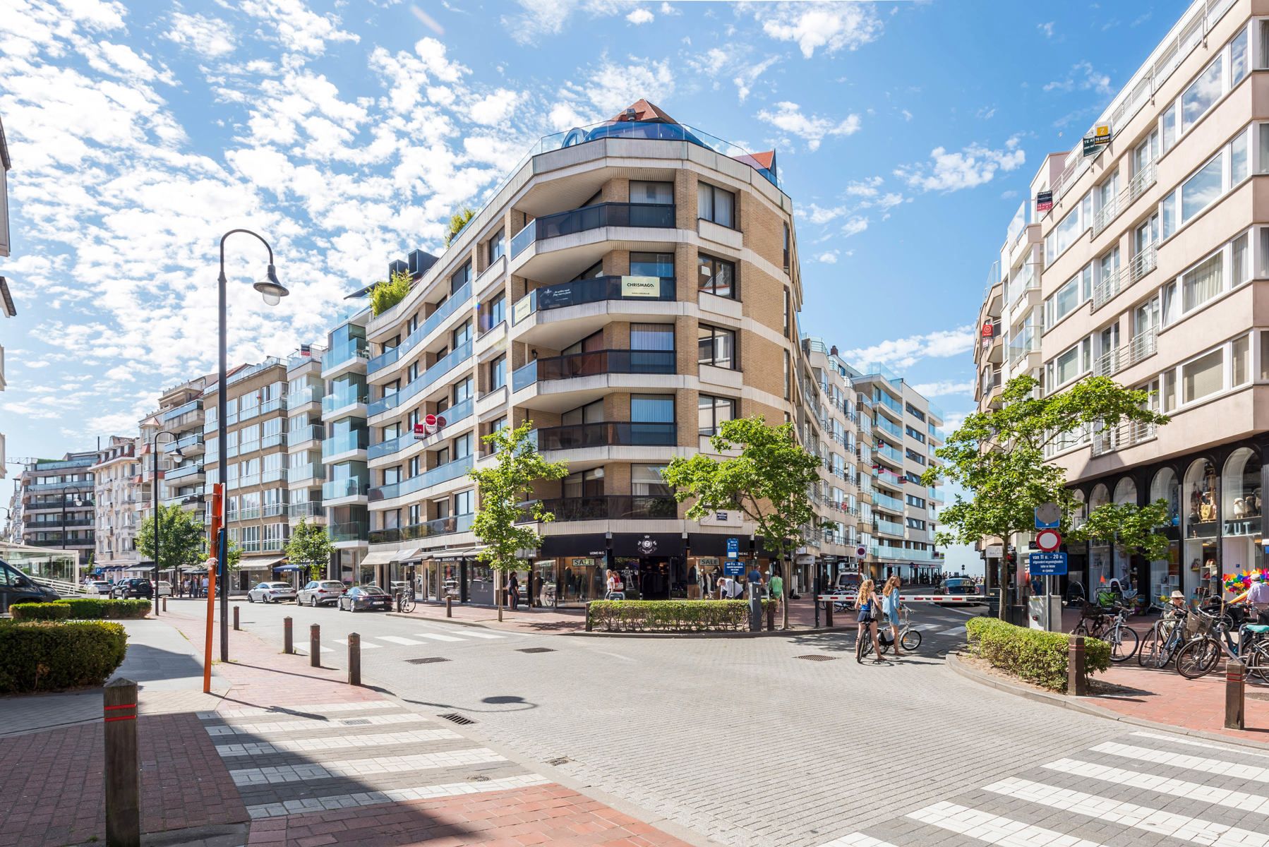 appartement in het Zoute met breed zijdelings zeezicht foto {{pictureIndex}}