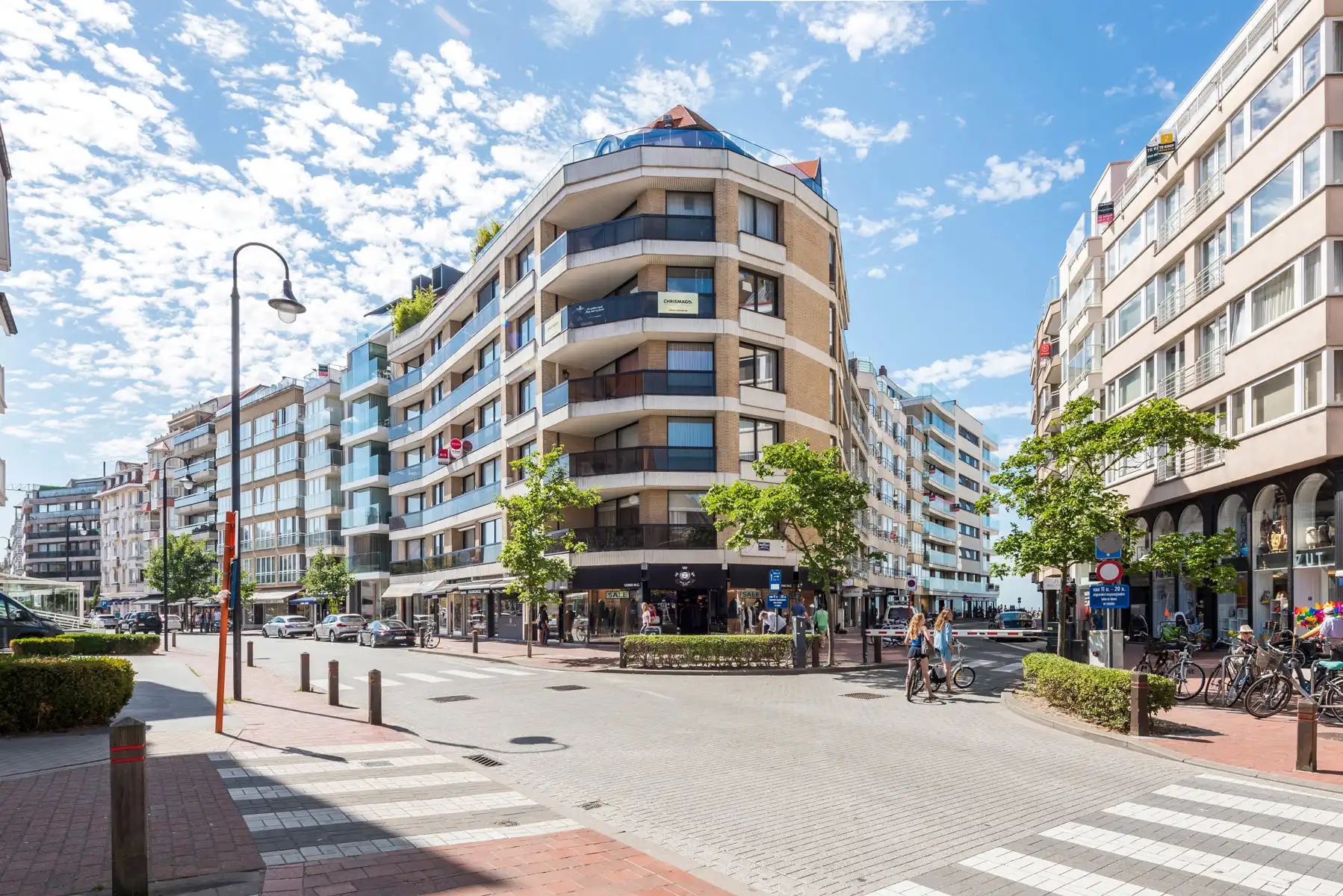 appartement in het Zoute met breed zijdelings zeezicht foto {{pictureIndex}}