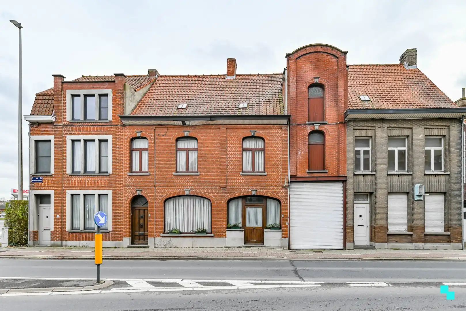 Hoofdfoto van de publicatie: Zéér ruime ééngezinswoning met drie slaapkamers en bijgebouwen te Izegem