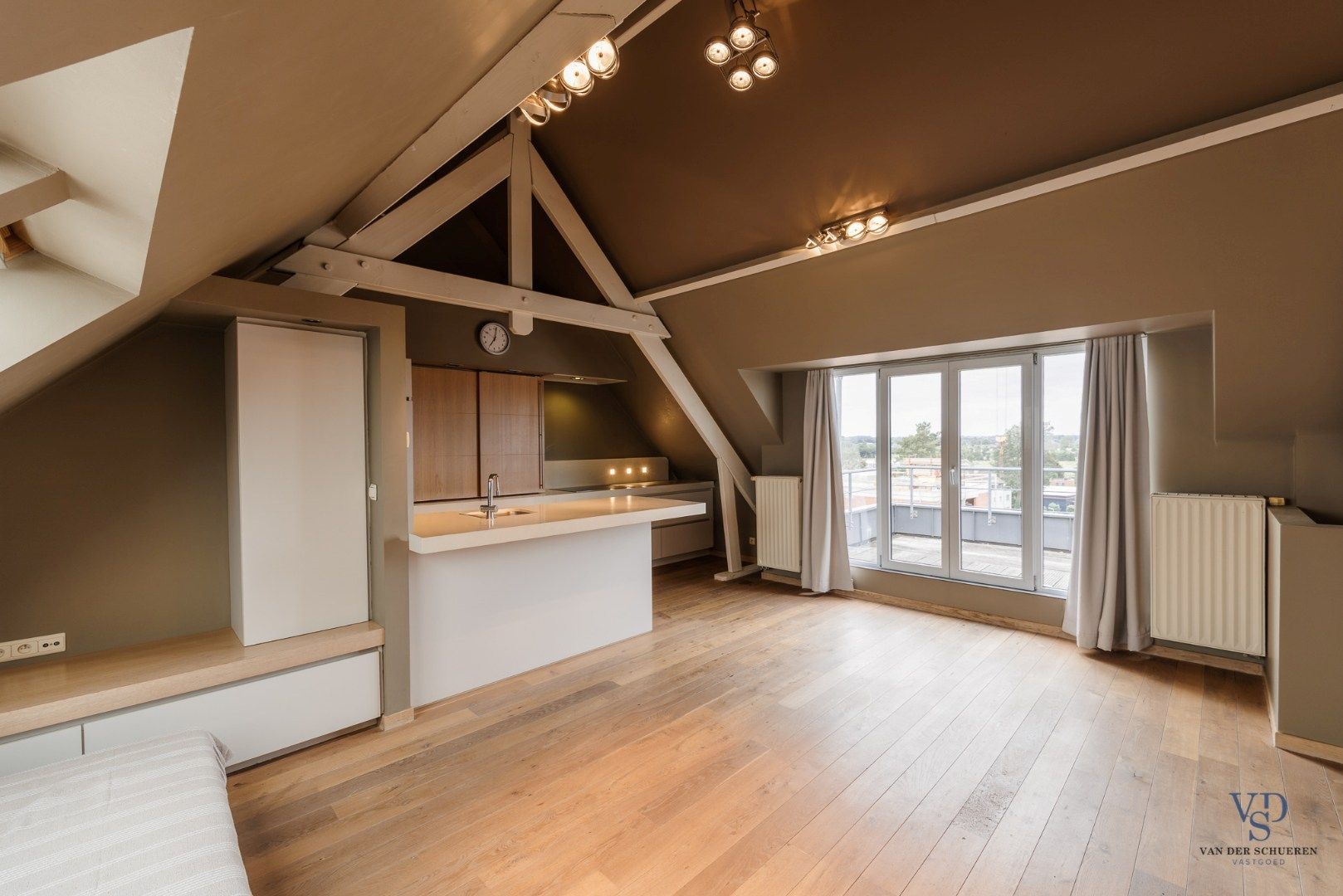 Ruim en stijlvol duplex appartement met twee terrassen foto {{pictureIndex}}