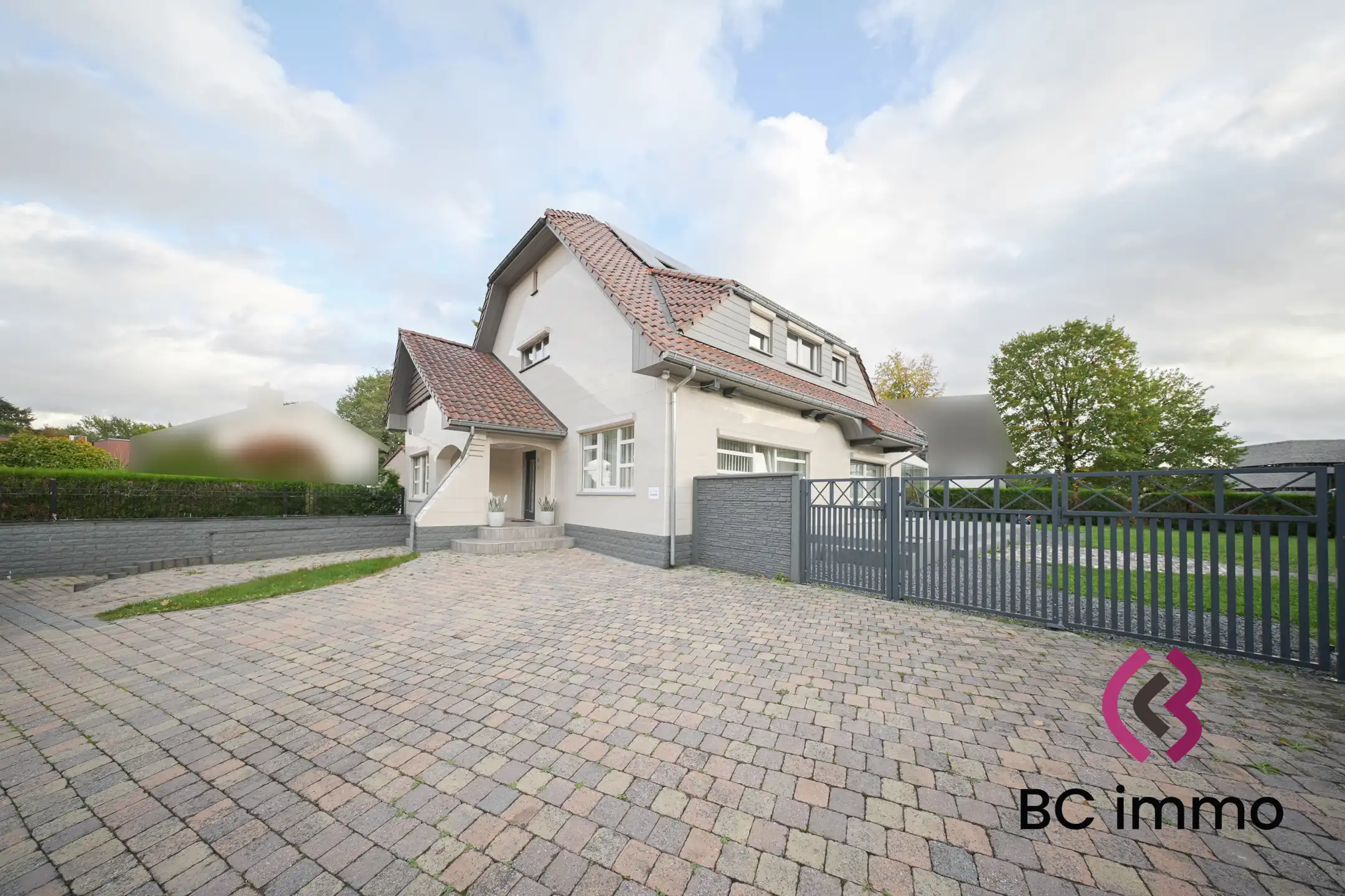 Statige villa met 5 slaapkamers op ruim hoekperceel en uitstekende zichtlocatie in Genk foto {{pictureIndex}}