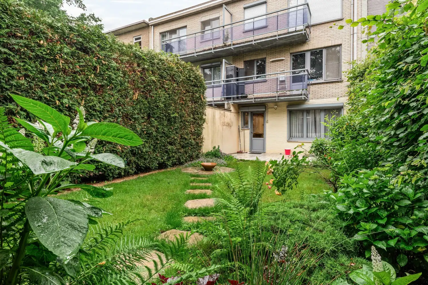 Hoofdfoto van de publicatie: Instapklaar gelijkvloers appartement met zonnige tuin op rustige ligging in Deurne.
