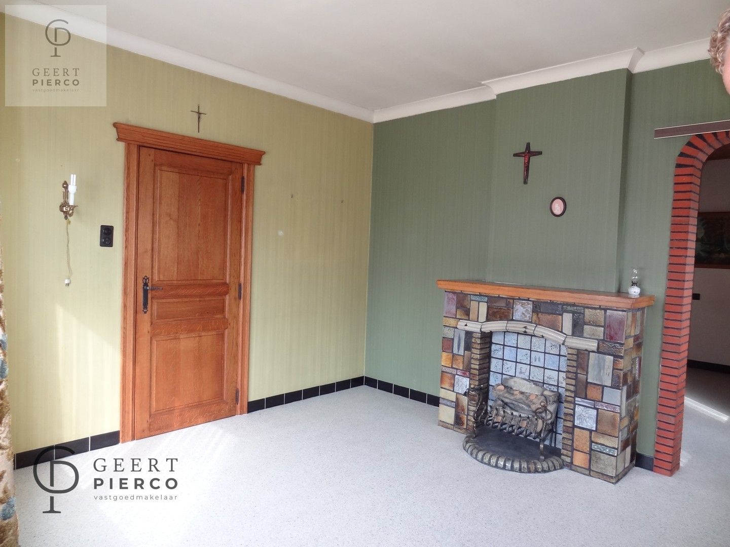 Centraal tussen Hasselt en Sint-Truiden, treffen we aan de Steenweg 56 te Alken deze te renoveren woning met drie slaapkamer, garage en tuin op een perceel van 8a03ca (breedte perceel circa 22m). foto 4