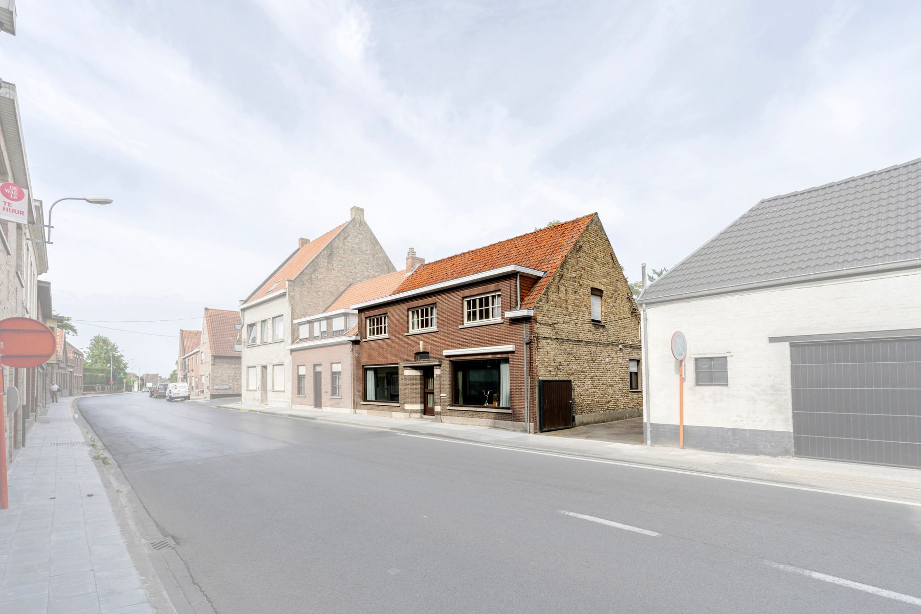 Ruime woning met meerdere bijgebouwen foto 2