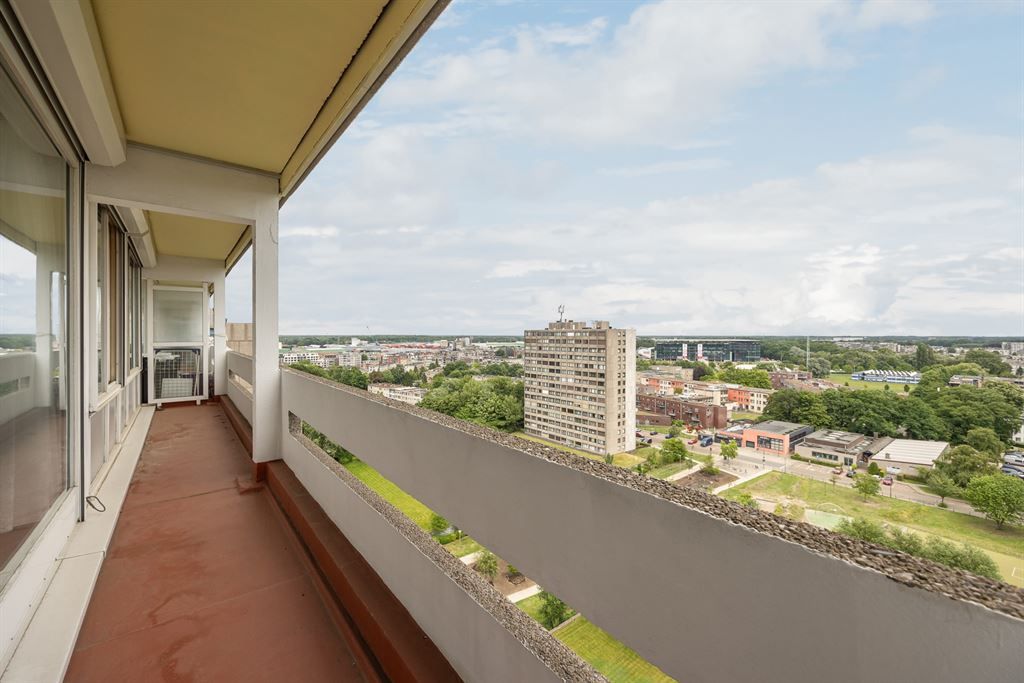 Ruim en lichtrijk appartement met groen uitzicht foto 3