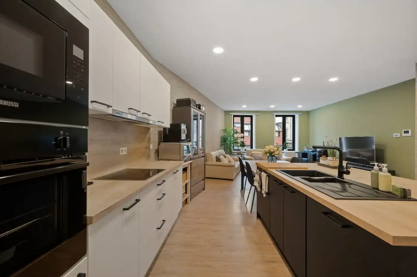 Uiterst mooie rijwoning met 3 grote slpks en garage te Tienen foto 14