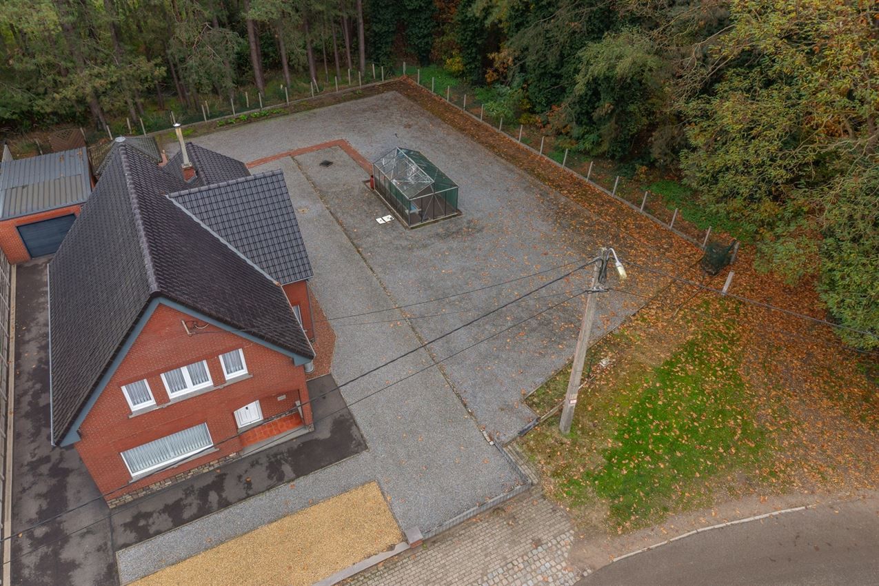 Temidden van agrarisch gebied, grenzend aan bos foto 34