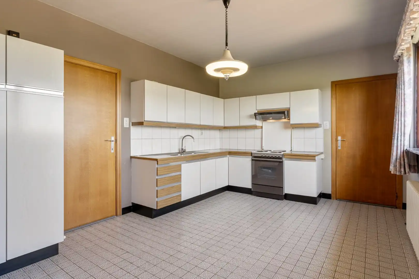 Gelijkvloerse gezinswoning op een ruim perceel van 9a51ca op een rustige locatie met uitzicht op achterliggende weilanden!  foto 12