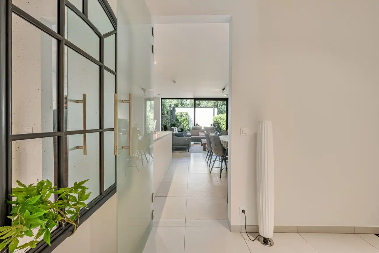 Recent nieuwbouwappartement met groot terras, stadstuintje en 2 autostaanplaatsen in het hartje van het vernieuwde dorp van Zeveneken! foto 4