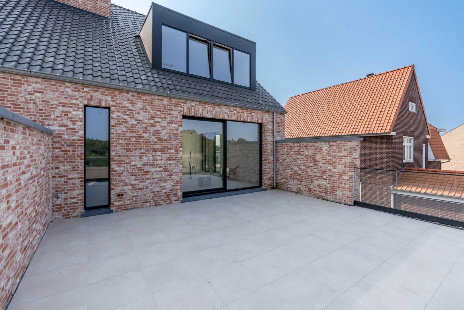 Gelijkvloers appartement met drie slaapkamers foto 9