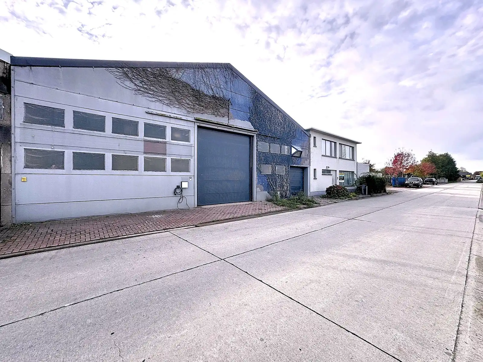 BEDRIJFSGEBOUW te koop in Zedelgem, bestaande uit MAGAZIJN (265m²) en WONING (3/4 slpkms, garage en tuin). Inclusief ZONNEPANELEN en BATTERIJ! foto {{pictureIndex}}