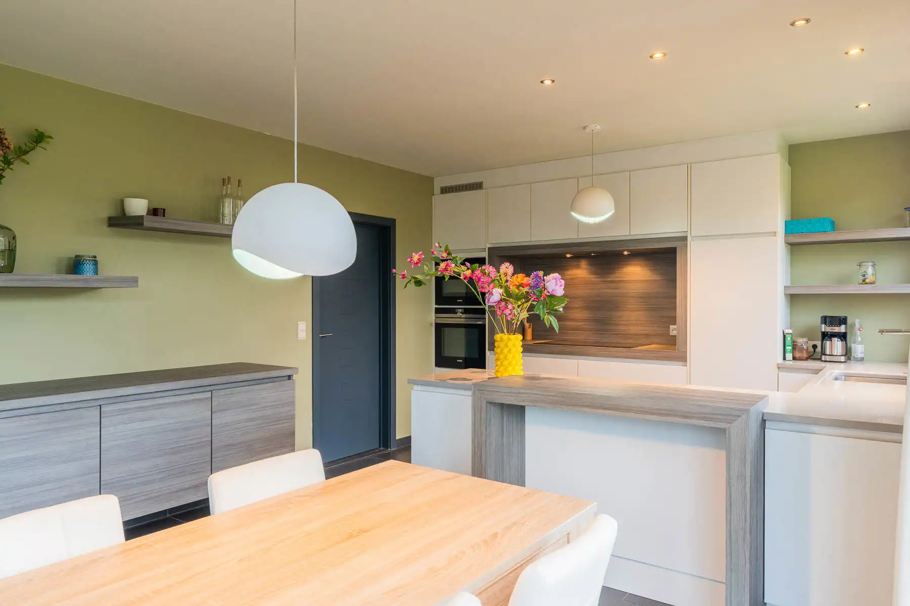 Ruime en moderne open bebouwing met prachtige tuin foto 10