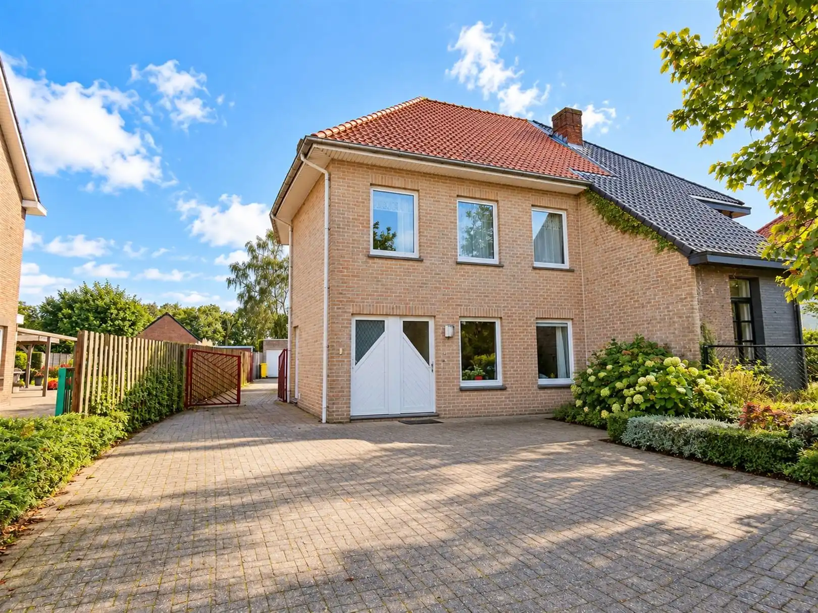 Appartementsgebouw met twee wooneenheden foto {{pictureIndex}}