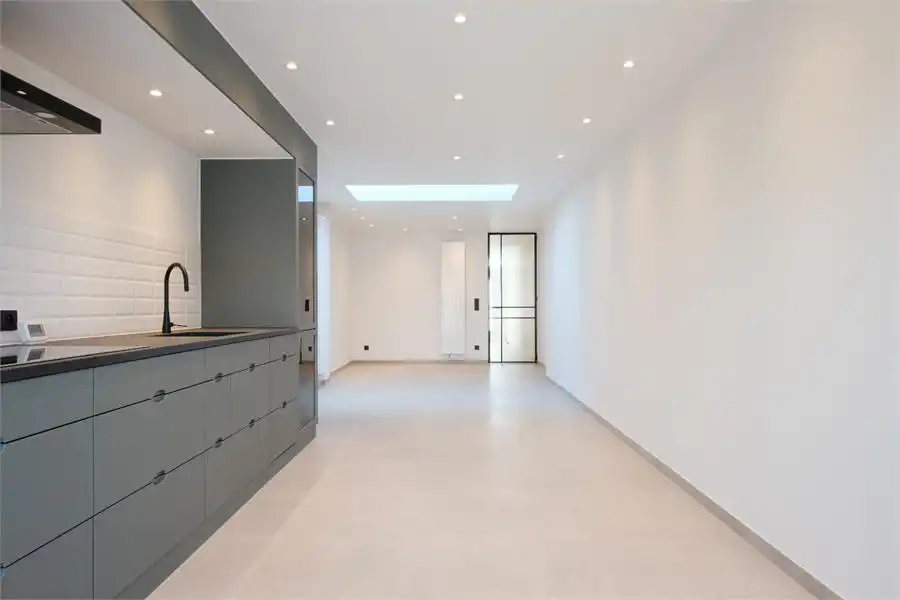 Volledig vernieuwde rijwoning met 3 slaapkamers, aangelegde tuin en private parkeerplaats foto 8