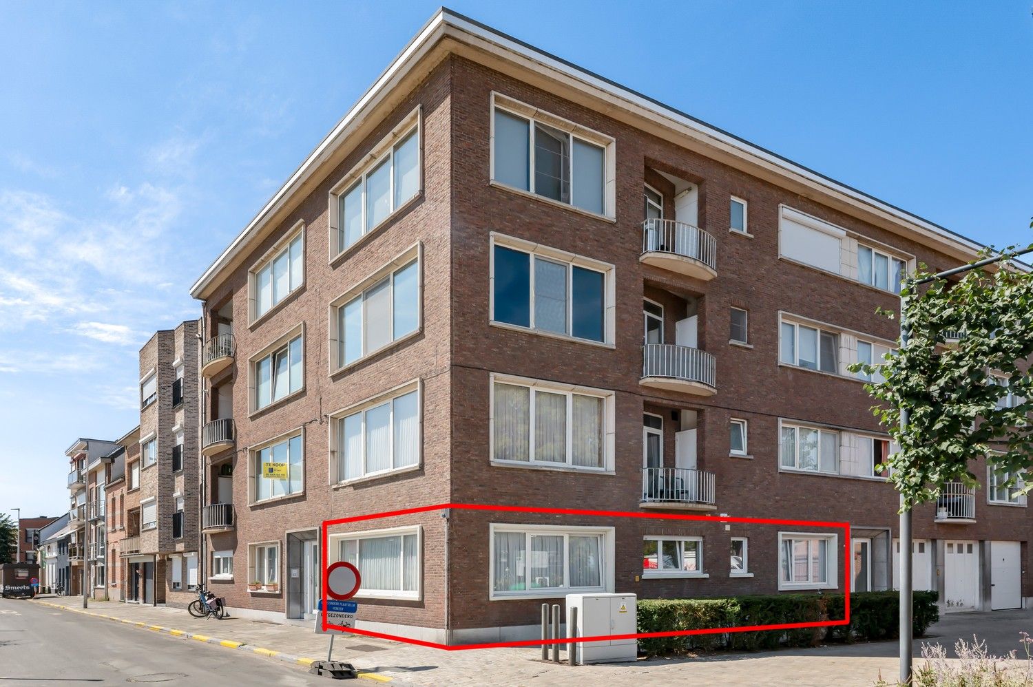 Gerenoveerd gelijkvloersappartement met twee slaapkamers. foto {{pictureIndex}}