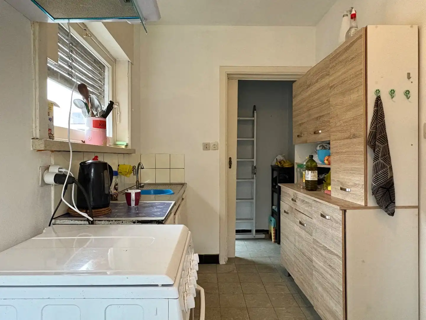 Stevige woning te koop met betonstructuur in Kuurne, waarvan het eerste verdiep al volledig gerenoveerd is.  foto 6