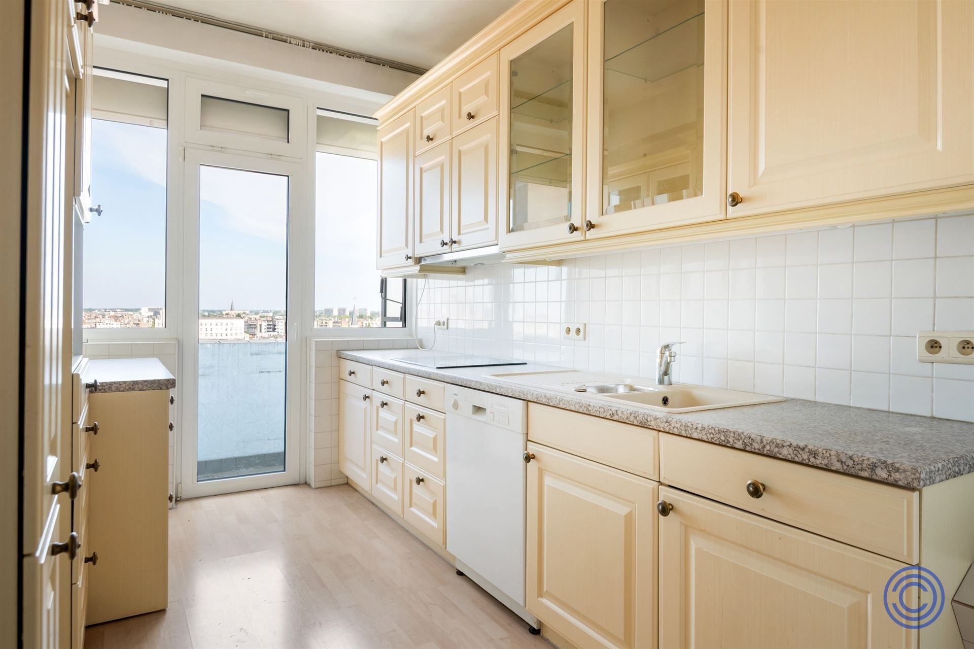 Ruim 3-slpk appartement ca. 138m² + 2 terrassen met prachtig uitzicht foto 3