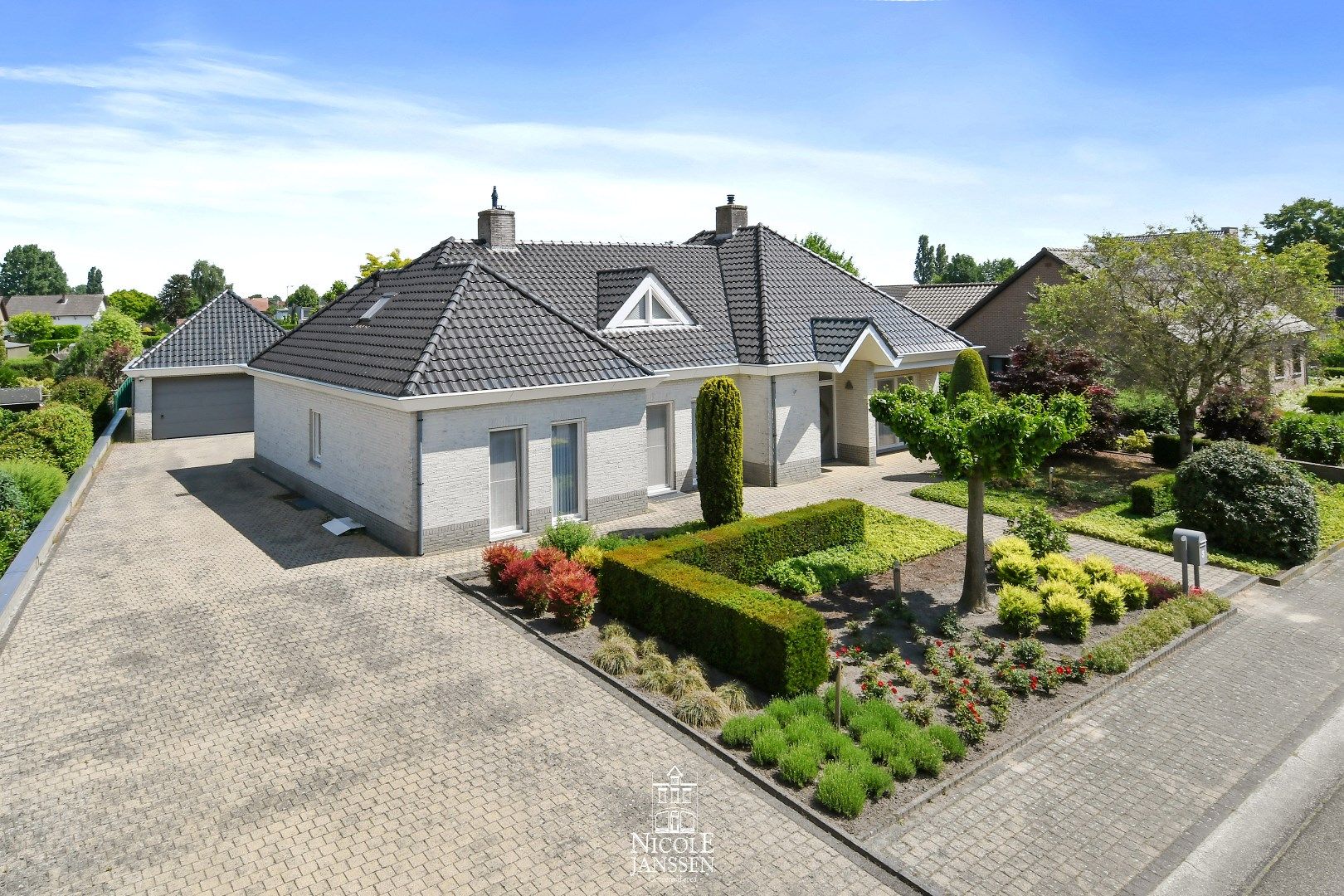 Stijlvolle villa met 4 slaapkamers, 2 badkamers en een prachtige tuin foto {{pictureIndex}}