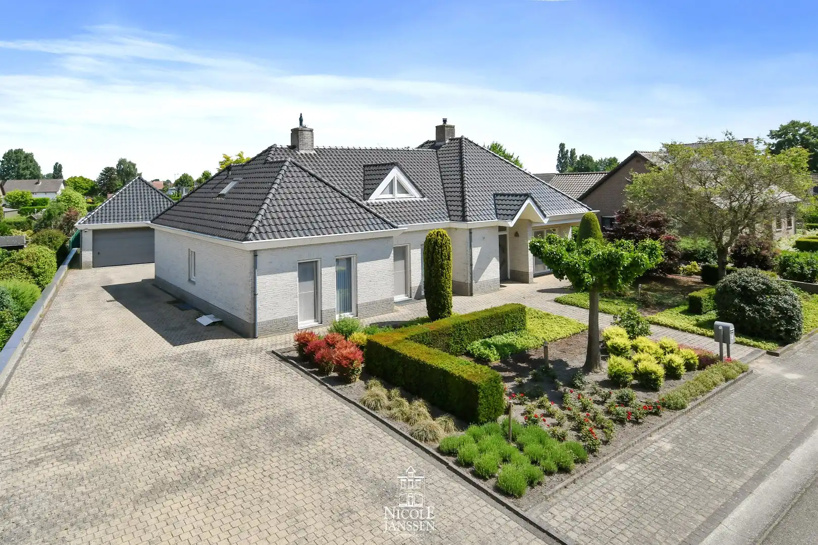 Stijlvolle villa met 4 slaapkamers, 2 badkamers en een prachtige tuin foto {{pictureIndex}}