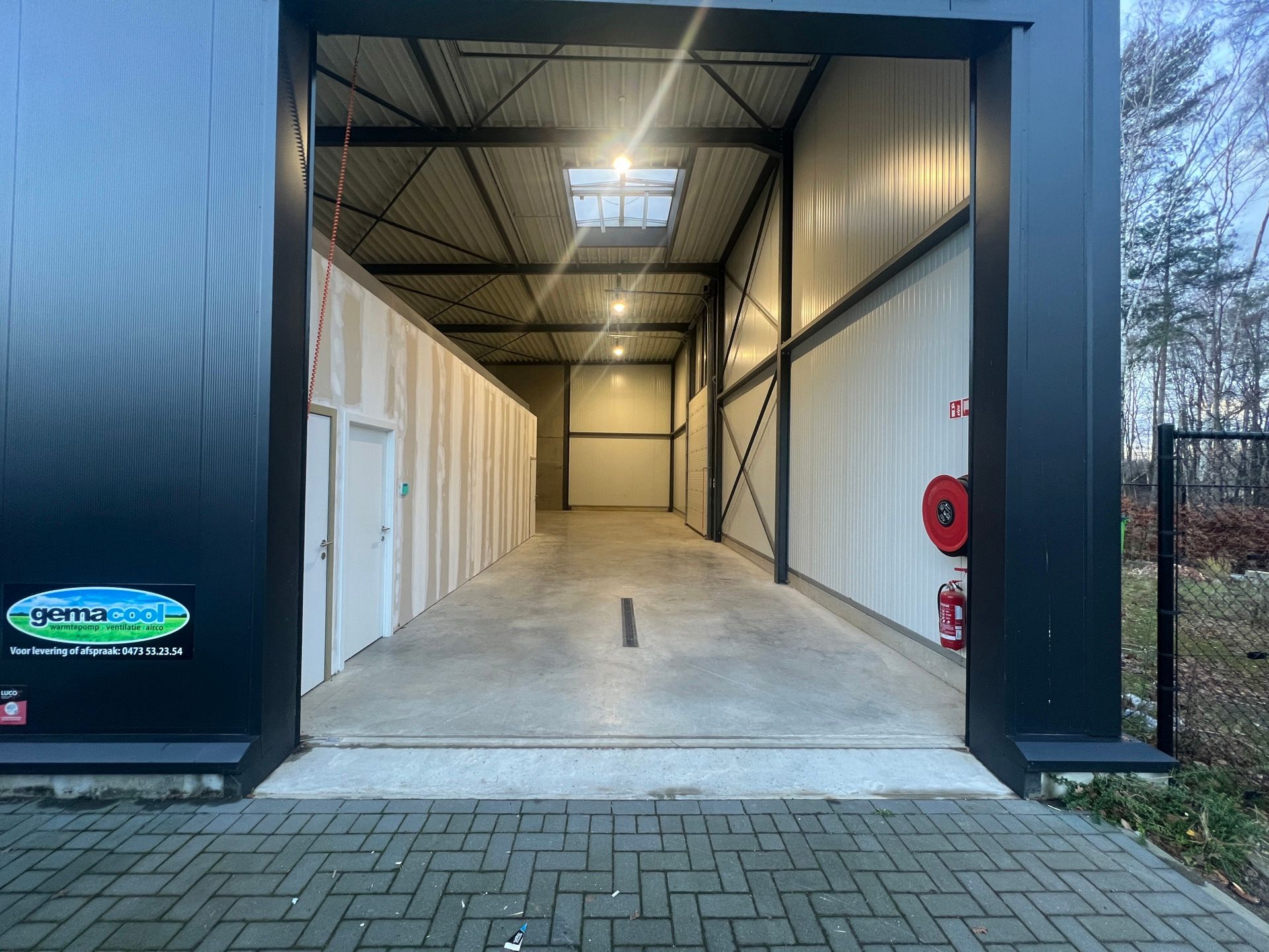 Recente kmo-unit (220m²) met buitenterrein foto 3