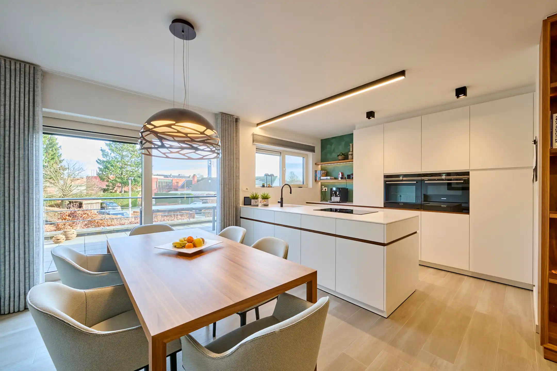 VOLLEDIG VERNIEUWD RUIM EN HOOGWAARDIG AFGEWERKT APPARTEMENT foto 2