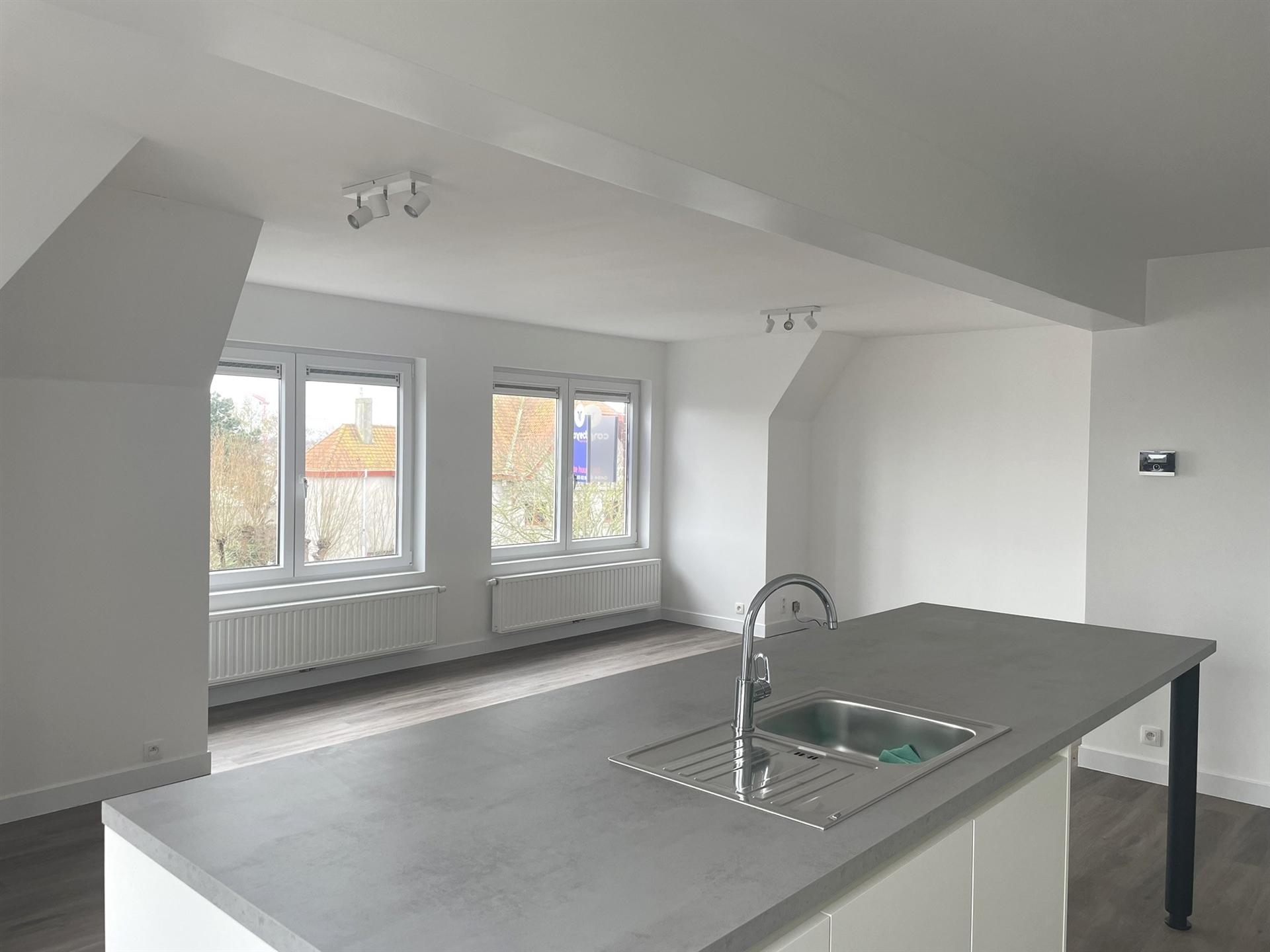 Gerenoveerd hoek appartement met 2 slaapkamers. foto 3