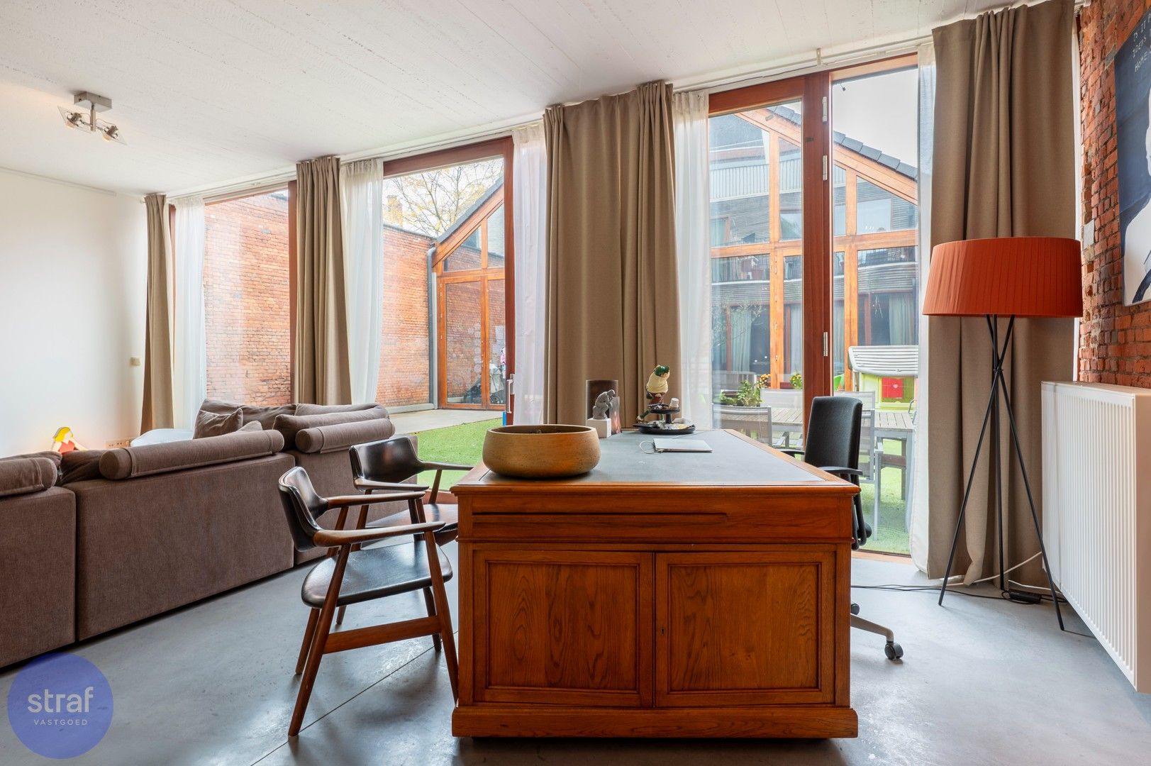 Moderne loft met open leefruimte en gezellige stadstuin in Berchem foto 4