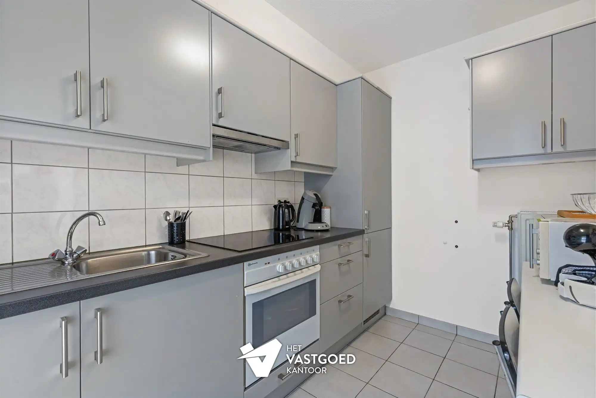 RUIM GELIJKVLOERS 2 SLAAPKAMER APPARTEMENT MET OVERDEKTE AUTOSTAANPLAATS IN BERINGEN CENTRUM foto 9