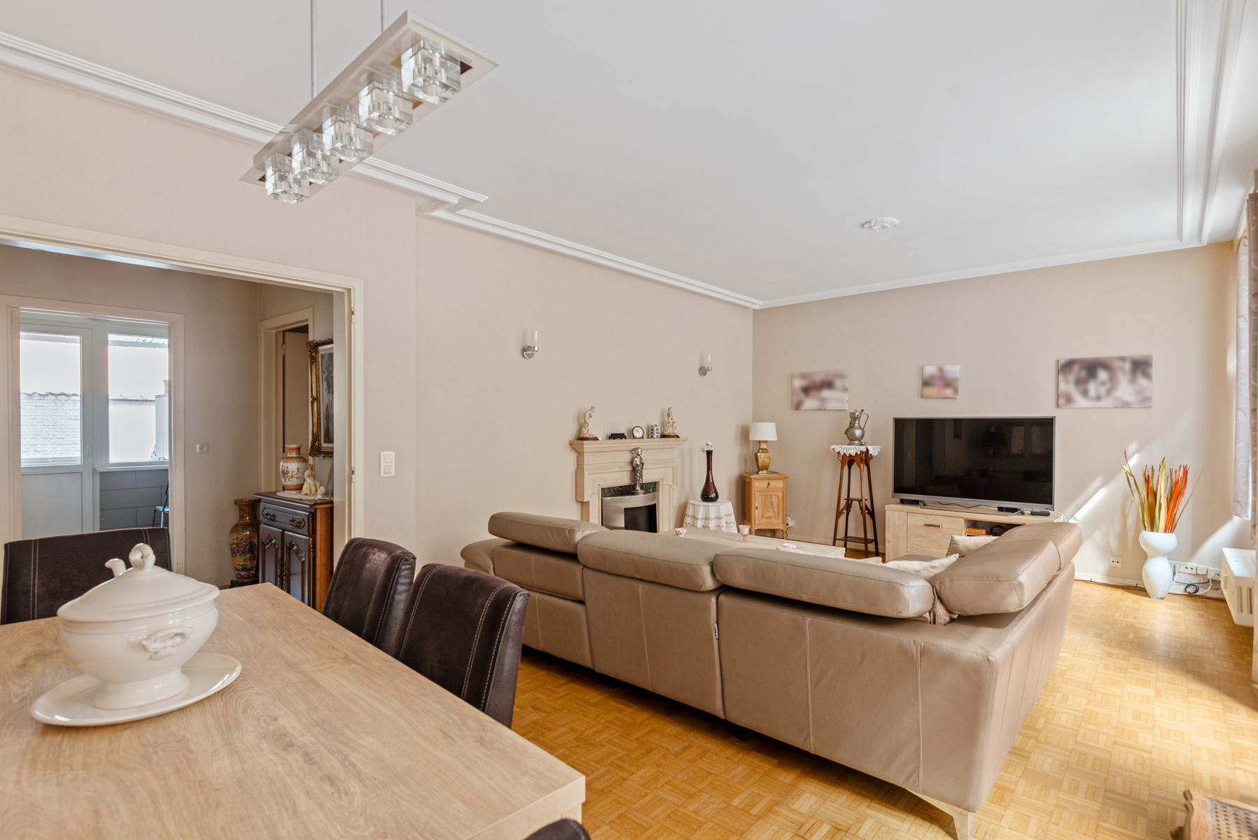 Authentiek appartement met 3 kamers  foto {{pictureIndex}}