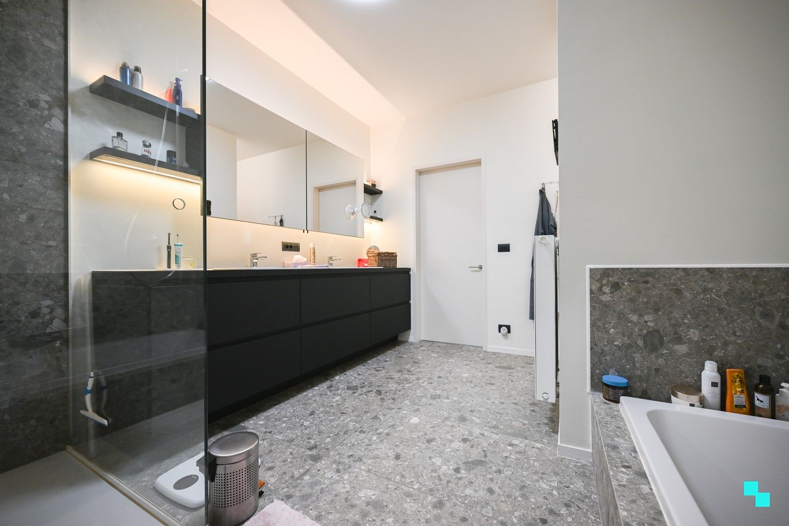 Uitzonderlijk hoogwaardig afgewerkt gelijkvloers appartement langs de Mandel foto 21