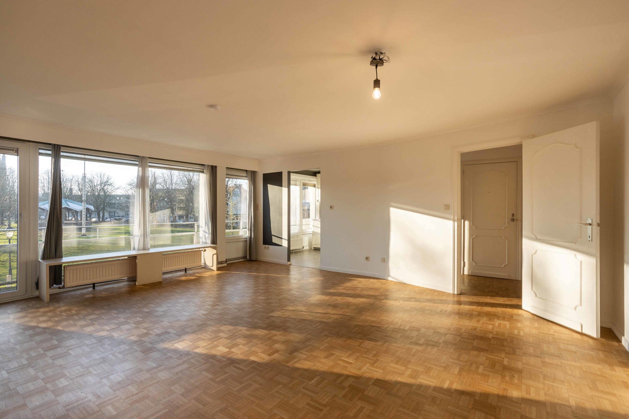 Lichtrijk appartement met garagebox foto 3