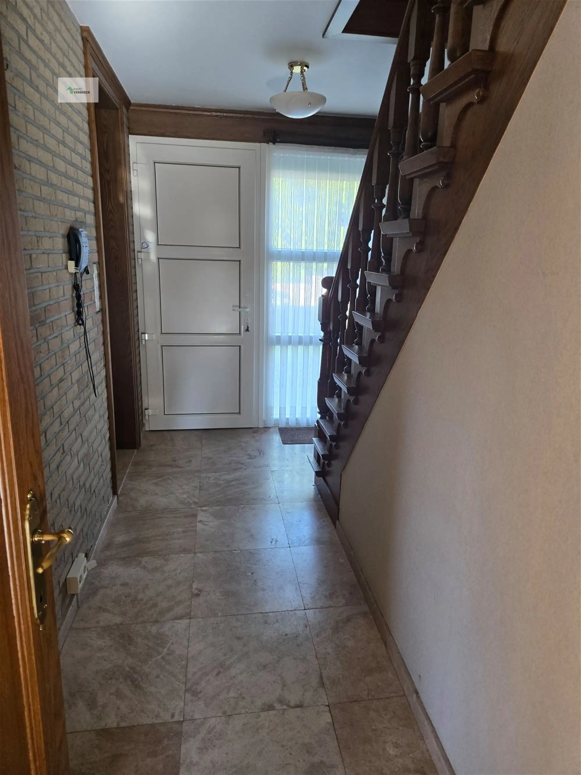 Ruime woning met 4 slaapkamers op 914 m² te Bale foto 2