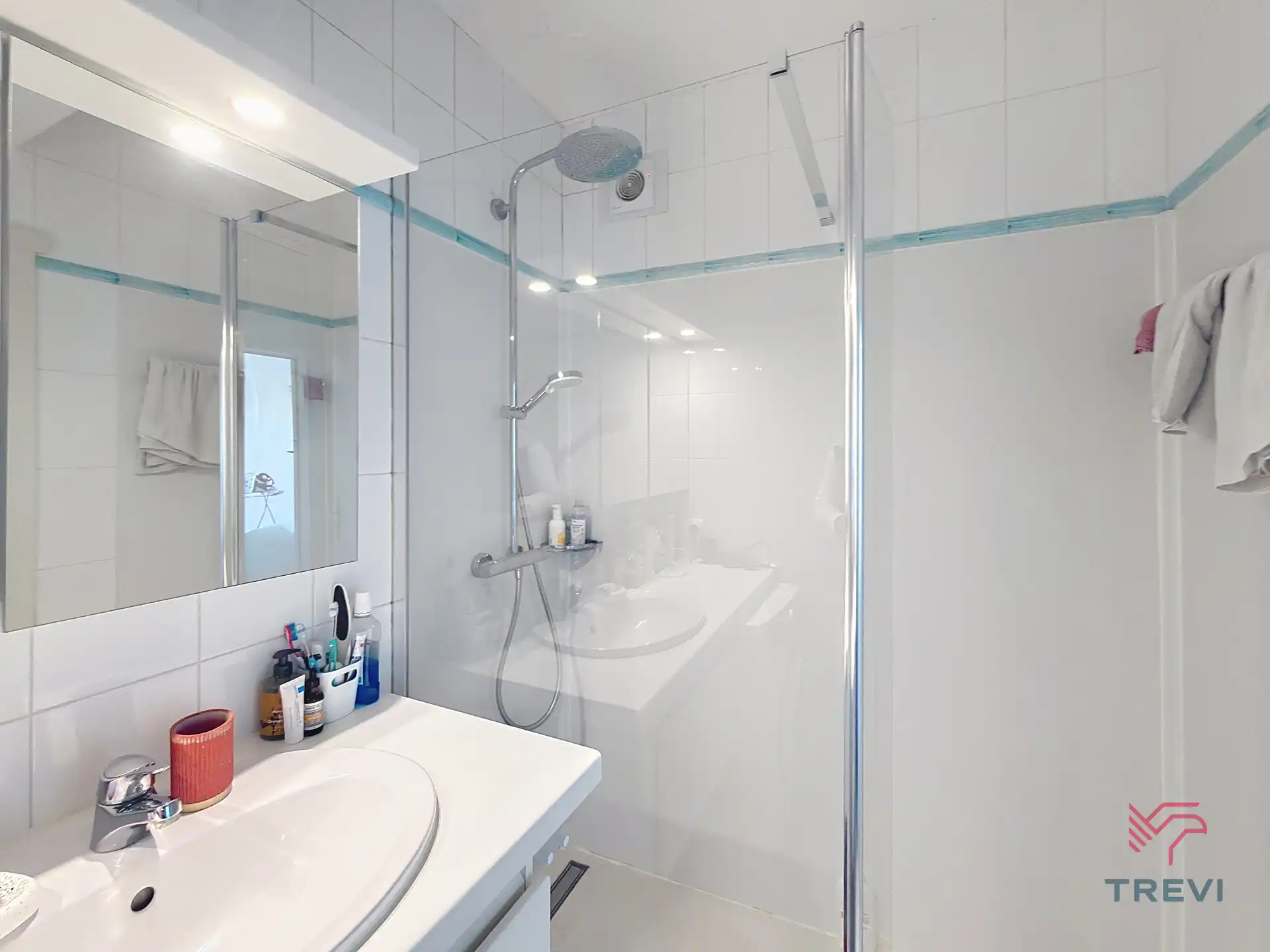 Licht appartement met 2 slaapkamers op de 10e verdieping! foto 9