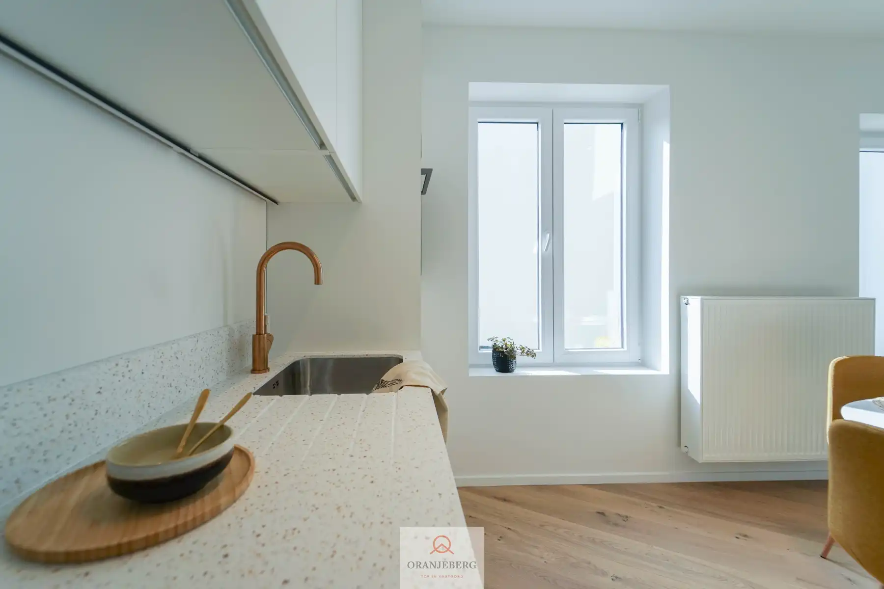 Gerenoveerd, energiezuinig 2 slpk appartement met terras! foto 12