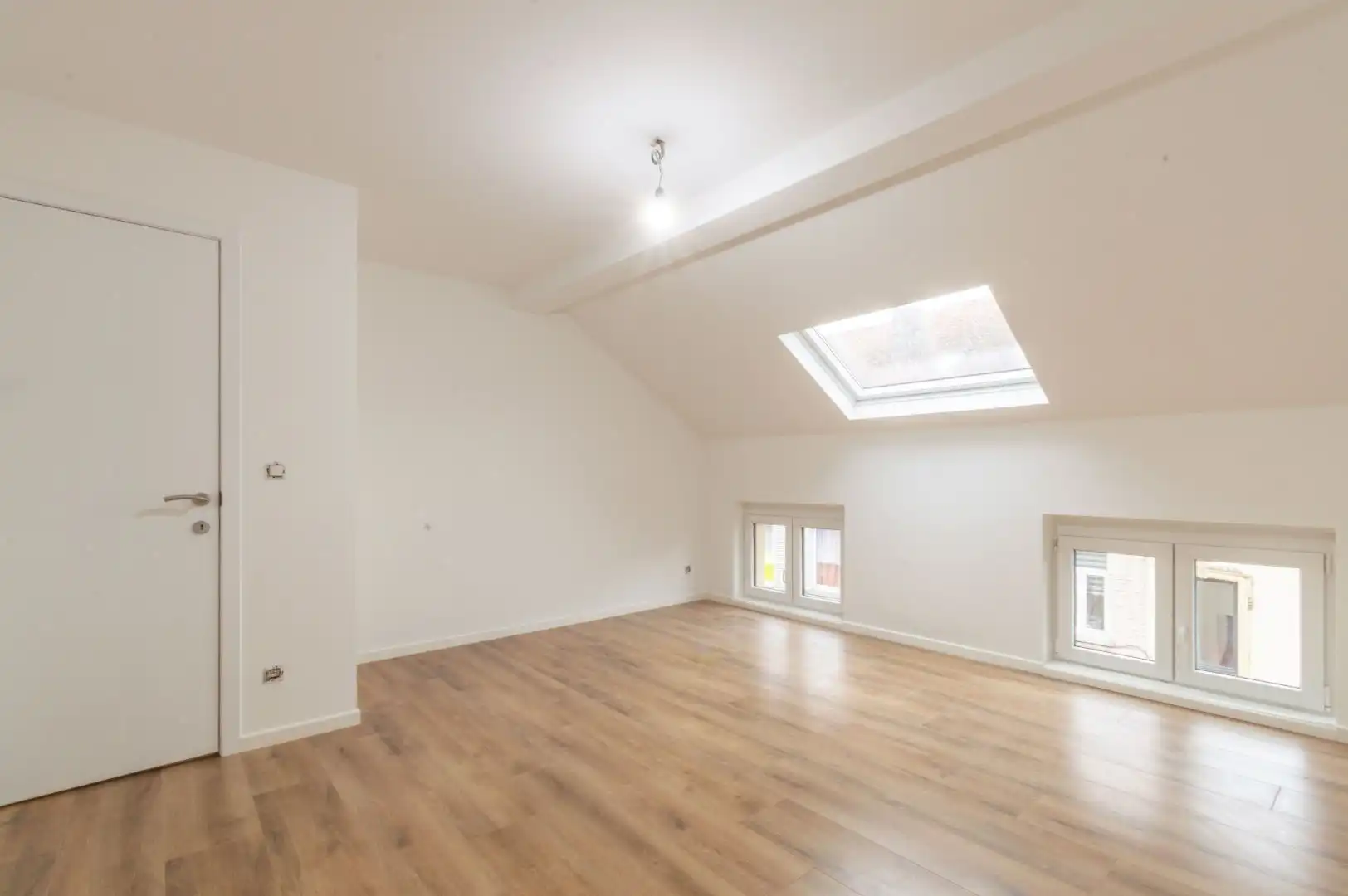 ZEER RUIME, VOLLEDIG GERENOVEERDE WONING ! foto 9